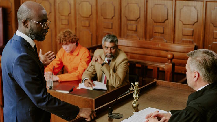 Lawyer defending client at trial
